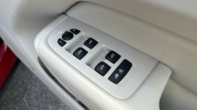 Volvo XC60 2.0 B5P Plus Dark 5dr AWD Geartronic Petrol Estate